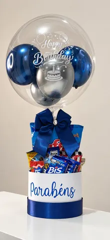 Box Happy: caixa branca escrito Parabéns com chocolates e bubble com balões azuis e prata escrito Happy Birthday